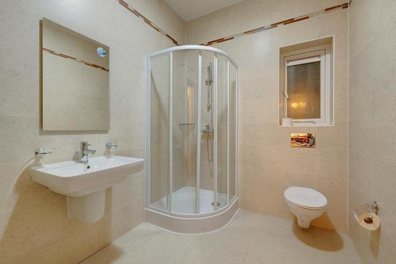 Seafront Lux Apart Inc Pool, Upmarket Area Σλιέμα Εξωτερικό φωτογραφία