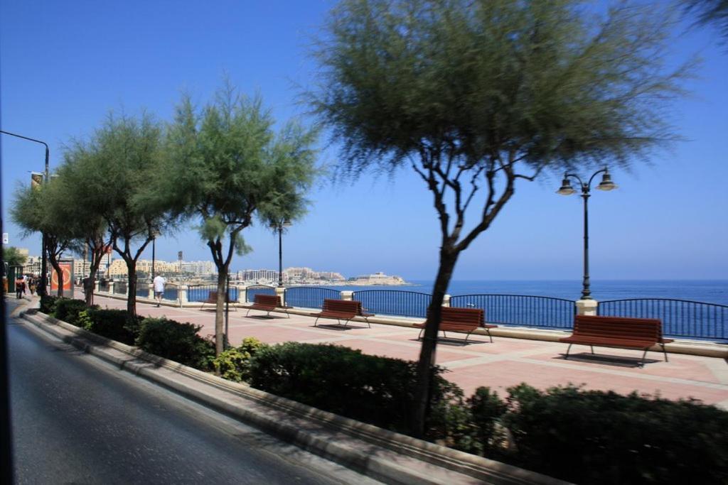 Seafront Lux Apart Inc Pool, Upmarket Area Σλιέμα Εξωτερικό φωτογραφία